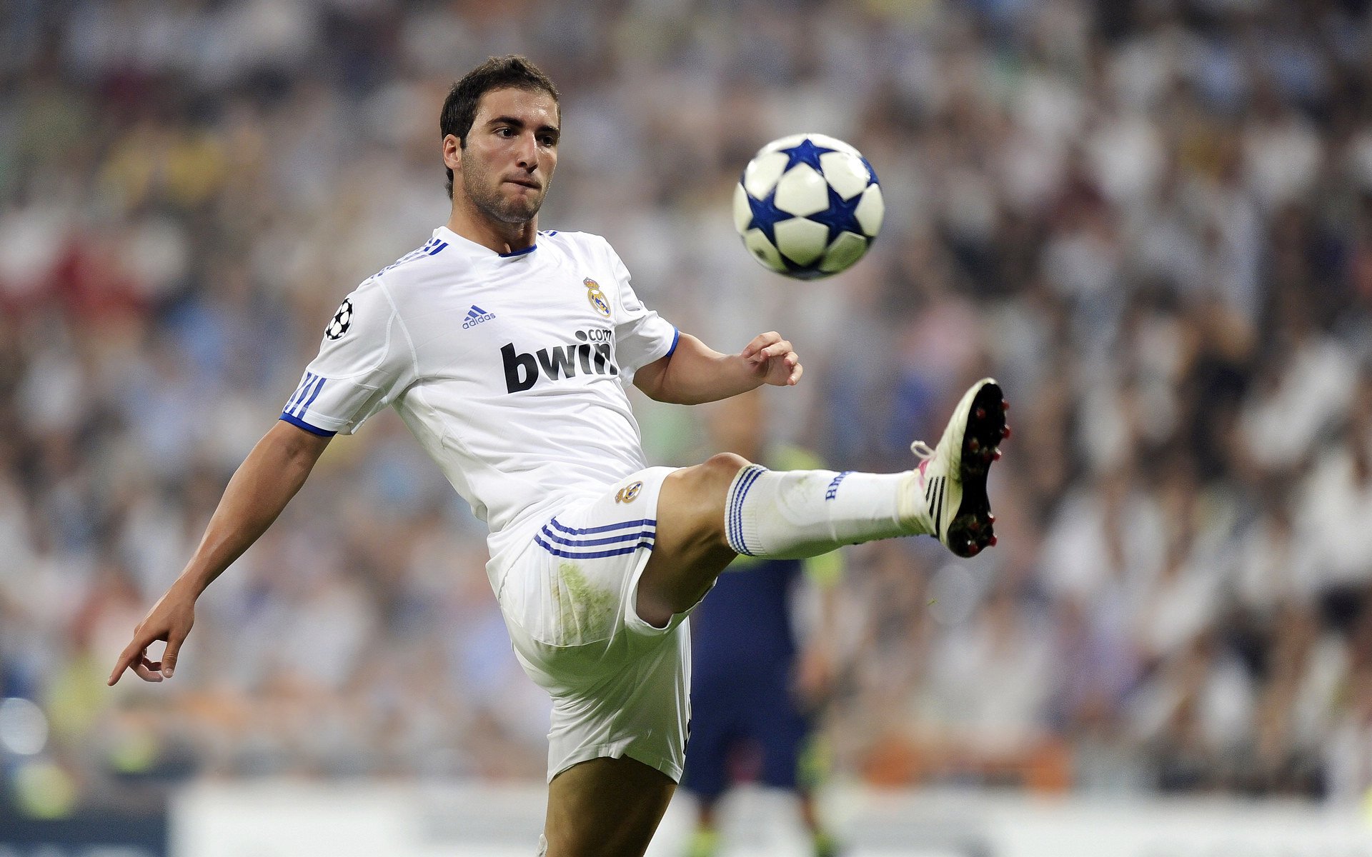 法甲球迷活动丰富多彩，现场氛围火爆，法甲球迷入场